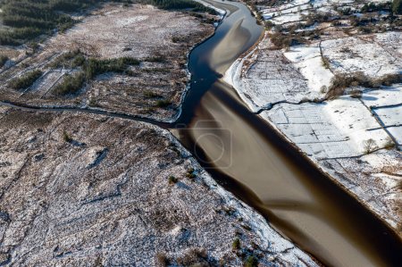 Foto de Vista aérea del río Gweebarra cubierto de nieve entre Doochary y Lettermacaward en Donegal - Irlanda. - Imagen libre de derechos