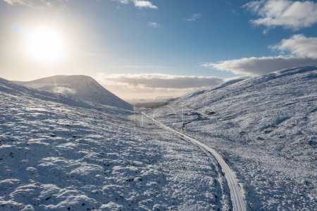 Foto de The snow covered Glenveagh Mountains and Glen in County Donegal - Republic of Ireland. - Imagen libre de derechos