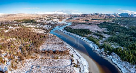 Téléchargez les photos : Aerial view of snow covered Gweebarra River between Doochary and Lettermacaward in Donegal - Ireland. - en image libre de droit
