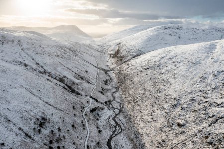 Foto de La nieve cubrió las montañas Glenveagh y Glen en el Condado de Donegal - República de Irlanda. - Imagen libre de derechos