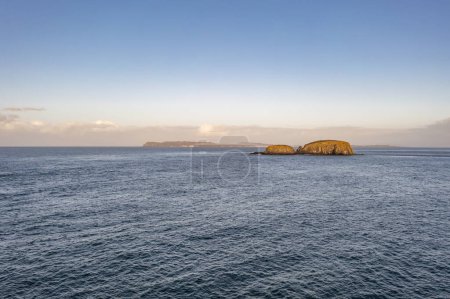 Téléchargez les photos : Vue aérienne de l'île Sheep avec l'île Rathlin en arrière-plan, comté. Antrim, Irlande du Nord, RU. - en image libre de droit