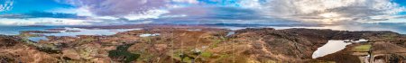 Téléchargez les photos : Aerial view of Agnish Lough by Maghery, Dungloe - County Donegal - Ireland - en image libre de droit
