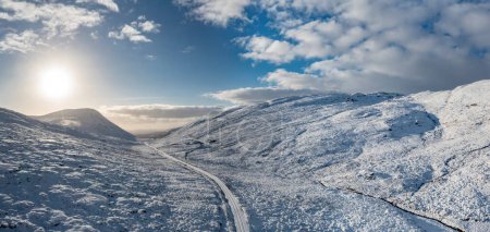 Foto de La nieve cubrió las montañas Glenveagh y Glen en el Condado de Donegal - República de Irlanda. - Imagen libre de derechos