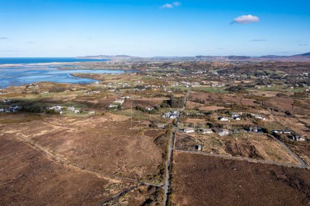 Téléchargez les photos : Vue aérienne de Gortahork dans le comté de Donegal, République d'Irlande. - en image libre de droit