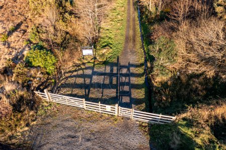 Foto de Vista aérea del sendero de Burtonport Railway Walk Trailhead en FIddlers Bridge por Falcarragh en el Condado de Donegal, República de Irlanda. - Imagen libre de derechos