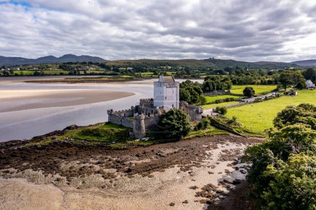 Foto de Vista aérea de Castle Dow y Sheephaven Bay en Creeslough - Condado de Donegal, Irlanda. - Imagen libre de derechos