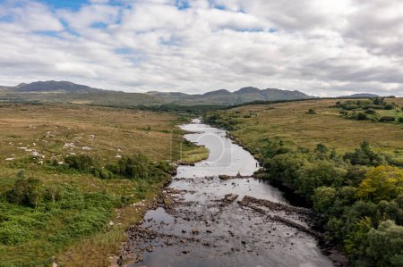 Téléchargez les photos : Vue aérienne de la rivière Lackagh près de Doe Castle par Creeslough dans le comté de Donegal, République d'Irlande. - en image libre de droit