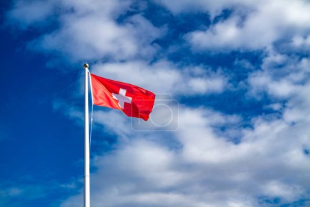 Foto de Bandera suiza en asta de bandera. ondeando en el viento. - Imagen libre de derechos