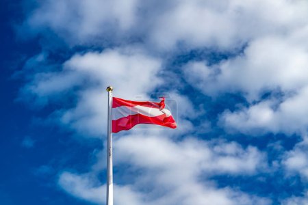 Foto de Bandera nacional de Austria ondeando en el viento. - Imagen libre de derechos