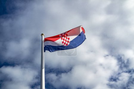 Téléchargez les photos : Croatie Drapeau Sur Flagpole agitant le vent. - en image libre de droit