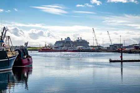 Téléchargez les photos : KILLYBEGS, IRLANDE - 24 SEPTEMBRE 2022 : Le navire de croisière Regent visite le port. - en image libre de droit
