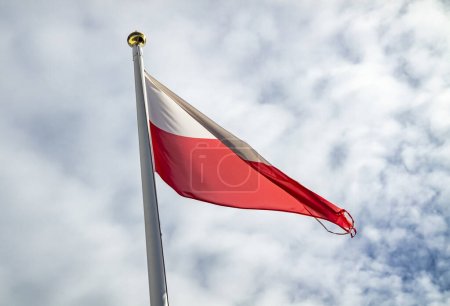 Flagge Polens weht im Wind.