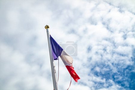 Foto de Bandera arrugada de Francia ondeando al viento. - Imagen libre de derechos