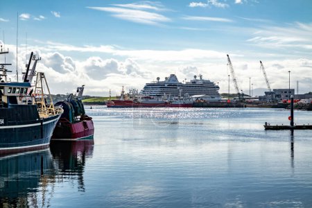 Téléchargez les photos : KILLYBEGS, IRLANDE - 24 SEPTEMBRE 2022 : Le navire de croisière Regent visite le port. - en image libre de droit