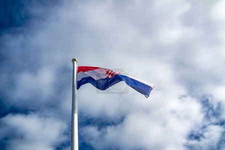 Téléchargez les photos : Croatie Drapeau Sur Flagpole agitant le vent. - en image libre de droit