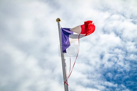 Téléchargez les photos : Drapeau ébloui de la France agitant le vent. - en image libre de droit