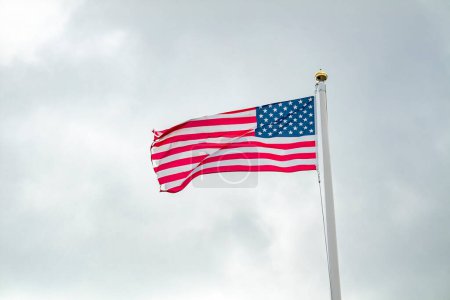 Foto de Bandera nacional de los Estados Unidos ondeando al viento. - Imagen libre de derechos