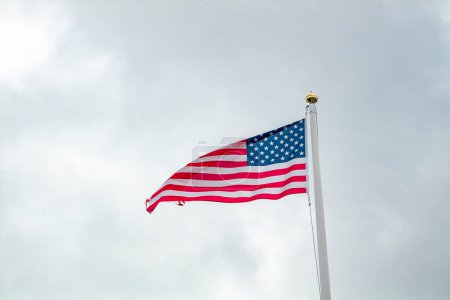 Foto de Bandera nacional de los Estados Unidos ondeando al viento. - Imagen libre de derechos