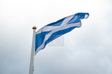 Foto de Bandera nacional de Escocia ondeando al viento. - Imagen libre de derechos