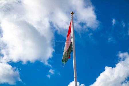 Téléchargez les photos : Drapeau de la Hongrie agitant le vent
. - en image libre de droit