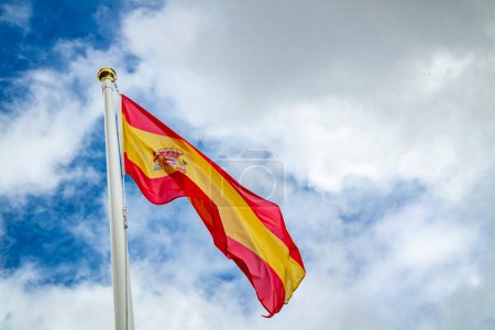 Foto de Bandera Nacional de España ondeando al viento. - Imagen libre de derechos