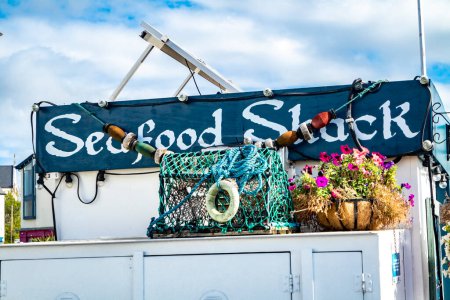 Téléchargez les photos : KILLYBEGS, IRLANDE - 24 SEPTEMBRE 2022 : La cabane de fruits de mer fournit des fruits de mer frais dans le port. - en image libre de droit