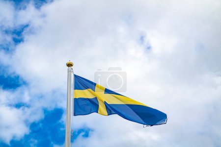 Téléchargez les photos : Drapeau national de la Suède agitant le vent - en image libre de droit