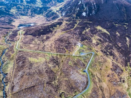 Téléchargez les photos : Vue aérienne du chemin des pèlerins jusqu'aux falaises de la Slieve League dans le comté de Donegal, en Irlande. - en image libre de droit