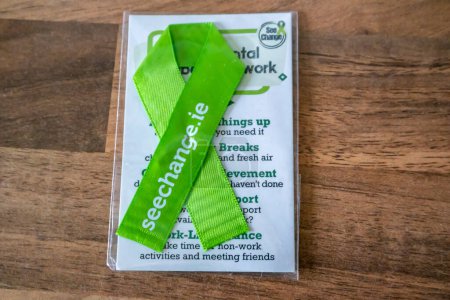 Foto de DUNGLOE, IRLANDA - 14 DE FEBRERO DE 2023: La campaña Cinta Verde tiene como objetivo difundir la conciencia sobre las dificultades de salud mental. - Imagen libre de derechos