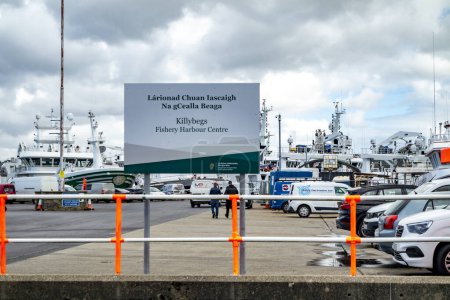 Foto de KILLYBEGS, IRLANDA - 24 DE SEPTIEMBRE DE 2022: El crucero Regent está visitando el puerto. - Imagen libre de derechos