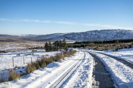Téléchargez les photos : La route lacunaire de Muckish en hiver - Comté de Donegal, Irlande. - en image libre de droit