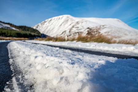 Téléchargez les photos : La route lacunaire de Muckish en hiver - Comté de Donegal, Irlande. - en image libre de droit