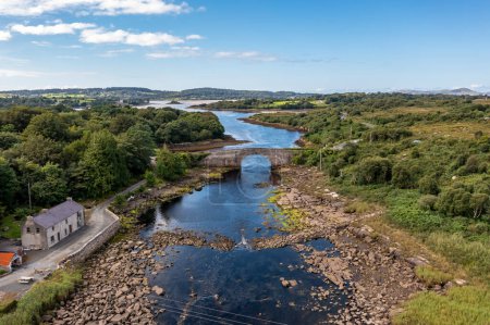 Téléchargez les photos : Vue aérienne du pont sur la rivière Lackagh près du château de Doe par Creeslough dans le comté de Donegal, République d'Irlande. - en image libre de droit