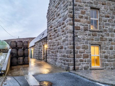 Téléchargez les photos : CROLLY, COUNTY DONEGAL, IRLANDE - 16 JANVIER 2023 : La distillerie Crolly produit du whisky irlandais. - en image libre de droit