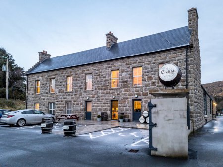 Foto de CROLLY, COUNTY DONEGAL, IRLANDA - 16 DE ENERO DE 2023: La destilería Crolly produce whisky irlandés. - Imagen libre de derechos