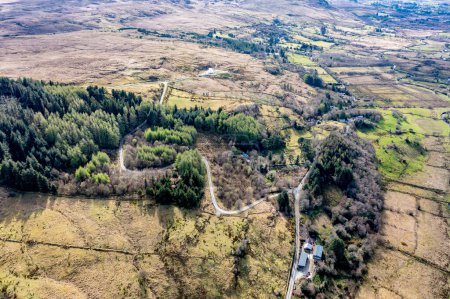 Foto de Vista aérea de la planta de agua Lough Anna, el suministro de agua potable para Glenties y Ardara - Condado de Donegal, Irlanda. - Imagen libre de derechos