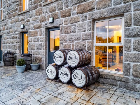 Foto de CROLLY, COUNTY DONEGAL, IRLANDA - 16 DE ENERO DE 2023: La destilería Crolly produce whisky irlandés. - Imagen libre de derechos