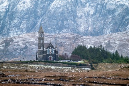 Foto de Iglesia del Sagrado Corazón, Dunlewey cerca del Monte Errigal en el Condado de Donegal - Irlanda
. - Imagen libre de derechos