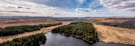 Téléchargez les photos : Vue aérienne de Lough Anna, l'approvisionnement en eau potable pour Glenties et Ardara - Comté de Donegal, Irlande. - en image libre de droit