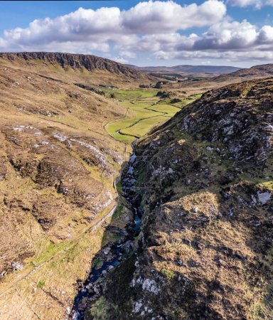 Téléchargez les photos : La belle région de Meentashask au-dessus de la cascade Assaranca dans le comté de Donegal, Irlande. - en image libre de droit