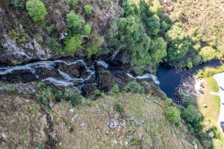 Foto de Aérea de Assaranca Waterfall en el Condado de Donegal - Irlanda
. - Imagen libre de derechos