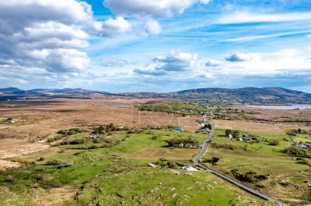 Téléchargez les photos : Vue aérienne de la région de Sandfield entre Ardara et Portnoo dans le Donegal - Irlande - en image libre de droit