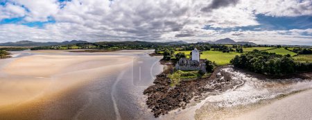 Téléchargez les photos : Vue aérienne de Castle Dow et Sheephaven Bay à Creeslough - Comté de Donegal, Irlande. - en image libre de droit