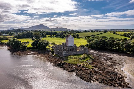 Téléchargez les photos : Vue aérienne de Castle Dow et Sheephaven Bay à Creeslough - Comté de Donegal, Irlande. - en image libre de droit