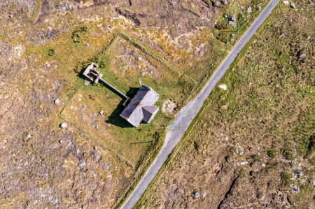 Téléchargez les photos : Vue aérienne de l'école nationale Thorr à Meencorwick par Crolly, comté de Donegal - Irlande. - en image libre de droit