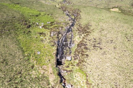 Téléchargez les photos : Vue aérienne de la cascade Crolly Waterfall entre Lough Keel et Thorr, comté de Donegal - Irlande - en image libre de droit