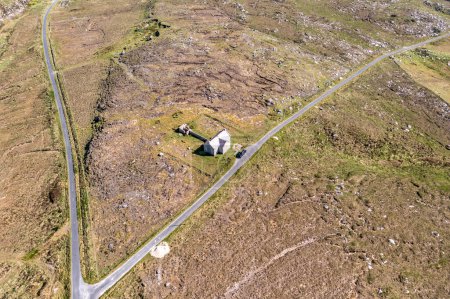 Téléchargez les photos : Vue aérienne de l'école nationale Thorr à Meencorwick par Crolly, comté de Donegal - Irlande. - en image libre de droit