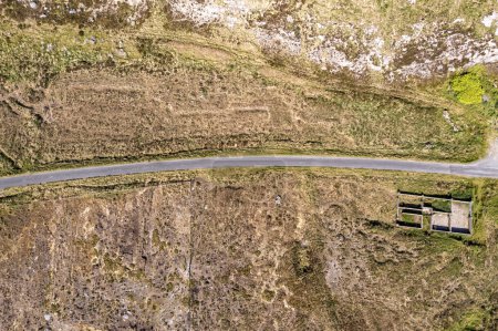 Téléchargez les photos : Vue aérienne d'une bergerie traditionnelle près de l'école nationale Thorr à Meencorwick par Crolly, comté de Donegal - Irlande. - en image libre de droit
