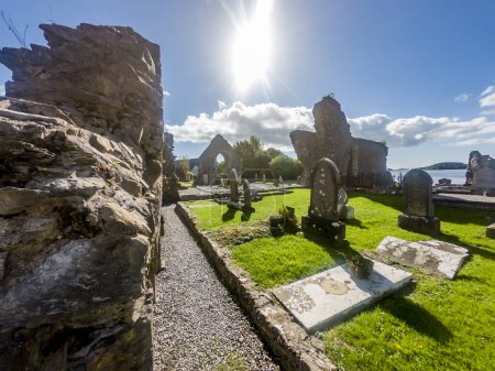Téléchargez les photos : DONEGAL TOWN, IRLANDE - 22 SEPTEMBRE 2022 : Le cimetière historique de l'abbaye de Donegal a été construit par Hugh O Donnell en 1474. - en image libre de droit