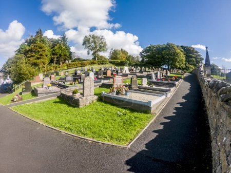 Foto de CIUDAD DE DONEGAL, IRLANDA - 22 DE SEPTIEMBRE DE 2022: Hugh O Donnell construyó el histórico cementerio de la Abadía en Donegal en 1474. - Imagen libre de derechos